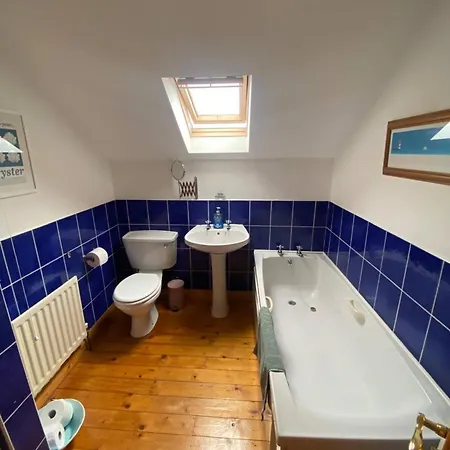 Sunny Seaside Getaway בית נופש