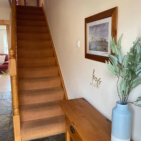 Sunny Seaside Getaway בית נופש